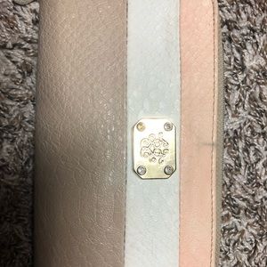 Jessica Simpson wallet